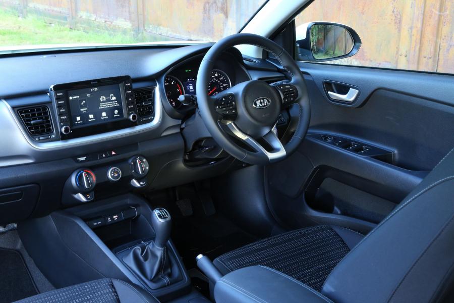 Интерьер Kia Stonic 2017 года  (UK) (фото 10 из 51)